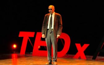 <span>Bachir Kerroumi</span> Ceinture noir et canne blanche